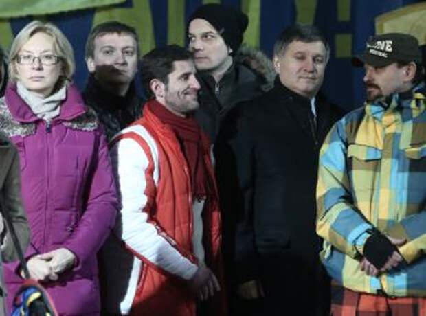 Кандидат на пост министра социальной политики Украины Людмила Денисова (слева), кандидат на пост министра юстиции Украины, секретарь комитета Верховной Рады Украины по вопросам верховенства права и правосудия Павел Петренко (второй слева), кандидат на пост главы люстрационной комиссии Егор Соболев (третий слева на втором плане) и кандидат на пост министра внутренних дел, и.о. министра внутренних дел Украины Арсен Аваков (второй справа) во время выступления на Майдане Незалежности Кандидат на пост министра социальной политики Украины Людмила Денисова (слева), кандидат на пост министра юстиции Украины, секретарь комитета Верховной Рады Украины по вопросам верховенства права и правосудия Павел Петренко (второй слева), кандидат на пост главы люстрационной комиссии Егор Соболев (третий слева на втором плане) и кандидат на пост министра внутренних дел, и.о. министра внутренних дел Украины Арсен Аваков (второй справа) во время выступления на Майдане Незалежности