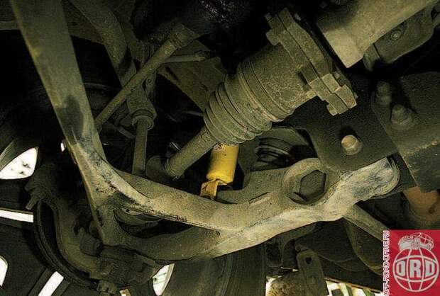 Передняя подвеска Avalanche независимая, использующая в качестве упругих элементов торсионы. Такая или почти такая конструкция применяется на множестве внедорожников. Но здесь есть тонкость. Обратите внимание на зазор между отбойником и рычагом. Ход сжатия сильно ограничен. 