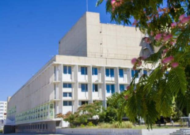 В Севастополе детей не пустили в бомбоубежище во время воздушной тревоги. Губернатор инцидент назвал «запредельным идиотизмом»