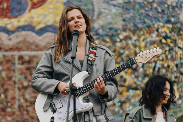 Почему молодежь поёт о «Ландышах»: что привлекает и раздражает в сериале