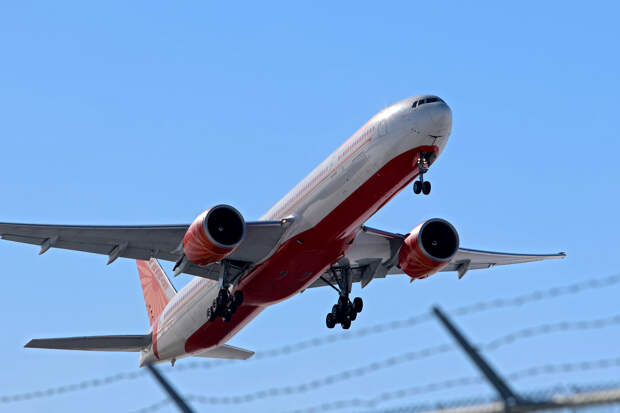 Пол самолета с 240 пассажирами на борту начал вибрировать в небе