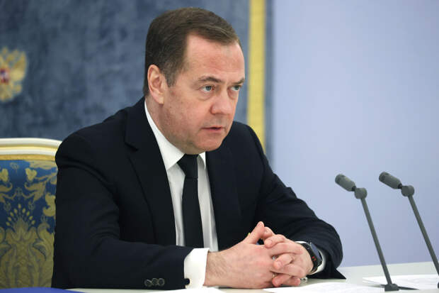 Медведев: РФ отвергает попытки ряда стран навязать другим свои подходы