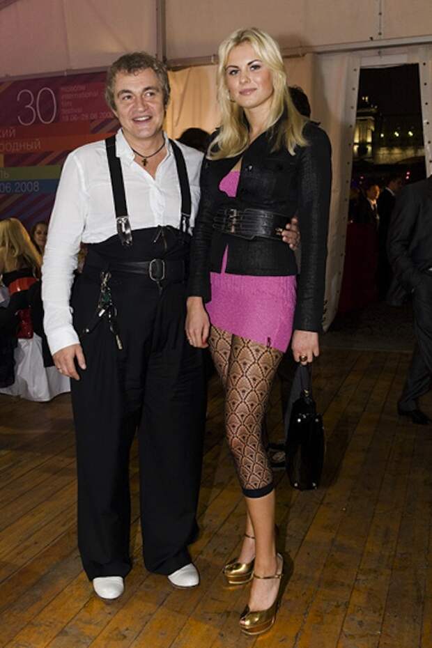 Дмитрий и Александра расписались после 4х свиданий. Ему было 49, ей — 23.