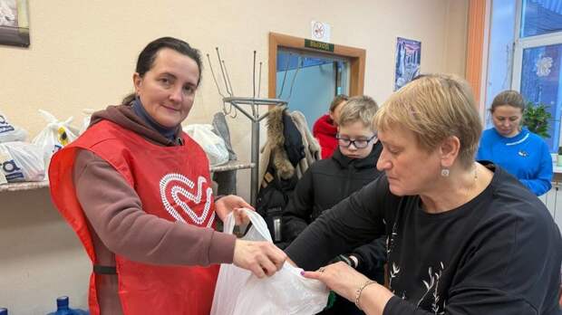 Жителям Мурманска раздают продукты первой необходимости