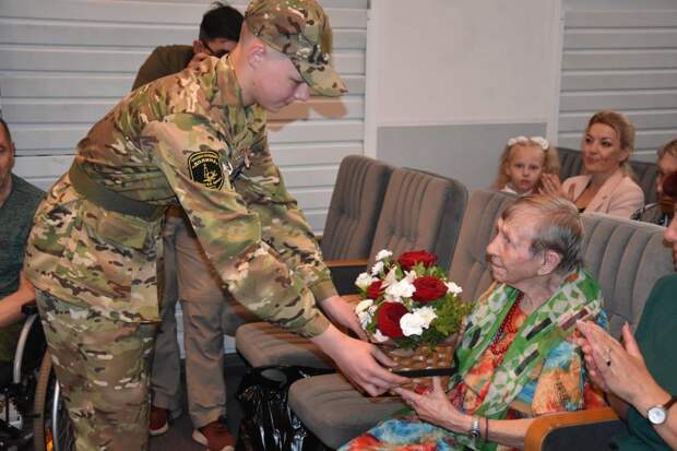 Поисковики вручили медаль «За боевые заслуги» дочери погибшего под Старой Руссой ефрейтора Коряйкина