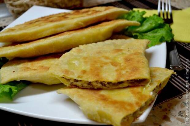 Чебуреки с зеленью и яйцом