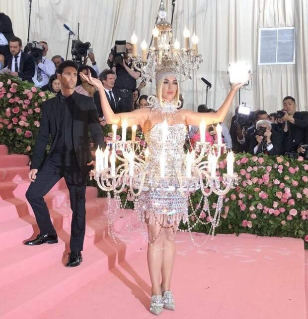Кэти Перри появилась на Met Gala 2019 в наряде люстры