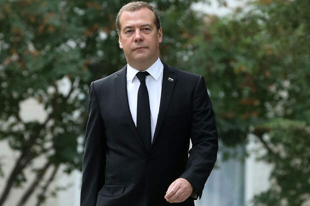 Медведев пожелал благополучия народу великой и непобедимой России