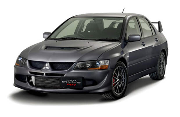 Раллийный автомобиль для города Mitsubishi Lancer Evolution VIII настолько крепко цепляется за дорогу с любым покрытием, что иногда может показаться, что автомобиль ломает законы физики.