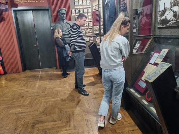 Молодежь УСЗ ´ТЦСОН Первомайского района г. Бобруйска´ посетила выставку ´Забвению не подлежит... ´.