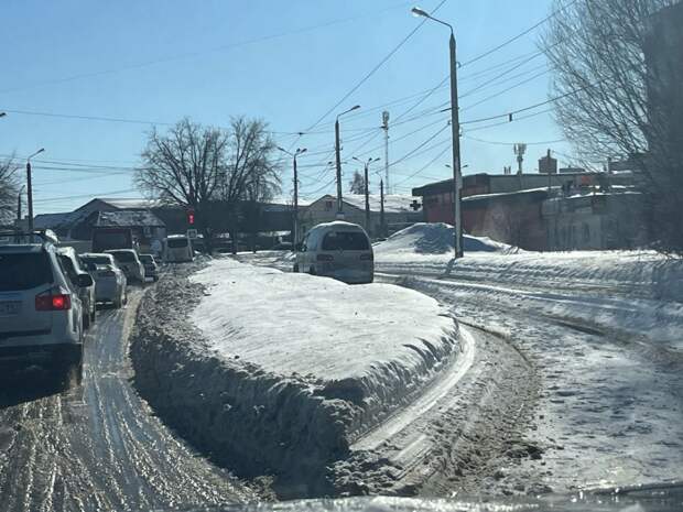 В Мясново автомобиль выехал на трамвайные пути, движение трамваев затруднено
