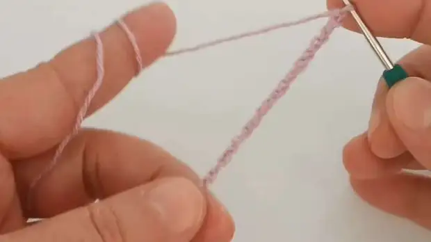 Свяжите красивый узор — он состоит всего лишь из 2 рядов, вяжется легко и с удовольствием! А в результате получаются красивые цветочки — идеальный узор для лёгкого шарфика, шали и не только!-3