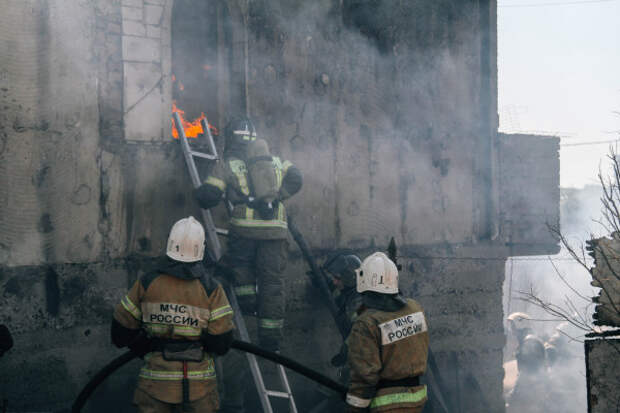 В Севастополе загорелся двухэтажный частный дом с пристройкой