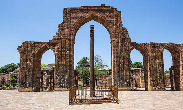 Таинственный железный столб в Индии стоит под открытым небом 1600 лет: почему он никогда не ржавел