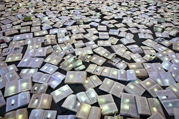 Инсталляция: Река из книг в Мельбурне (16 фото)