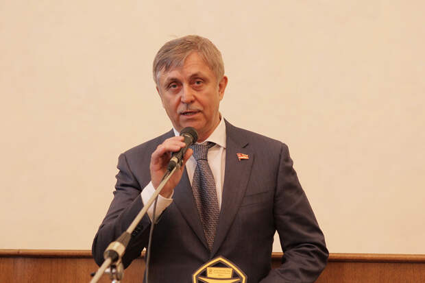 «Решил в свои годы отправиться надолго». 70-летний российский депутат из списка Forbes ушел на СВО. Что об этом известно?