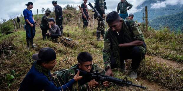 Обучение новых членов FARC (фото: Federico Rios Escoba)