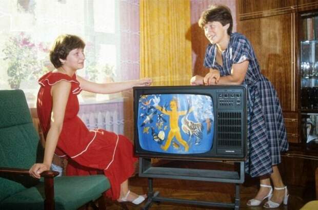 Цветной телевизор также считался показателем престижа и достатка. \ Фото: bing.com.