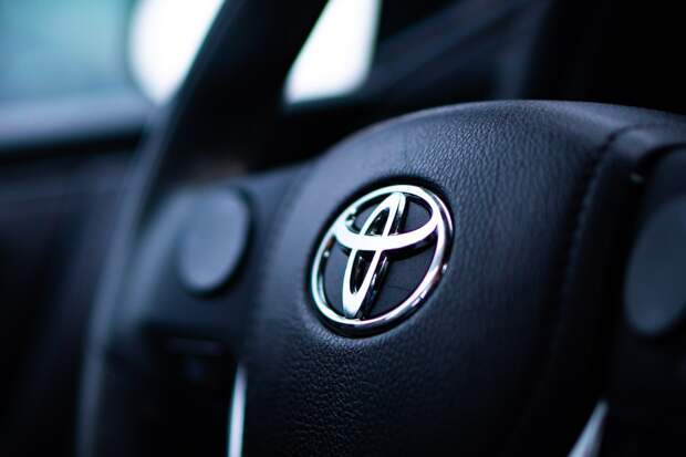 Прибыль Toyota рухнула почти вдвое из-за дефицита чипов и роста затрат