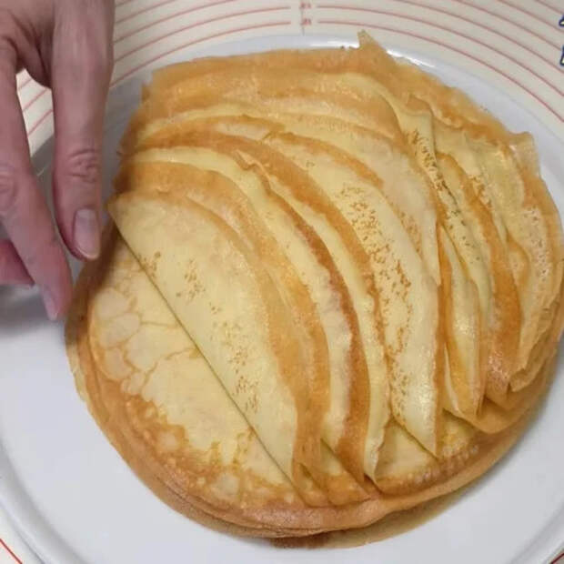 Заменила обычные блины на «мешочки» с сюрпризом: секрет закуски, которая первой исчезает со стола