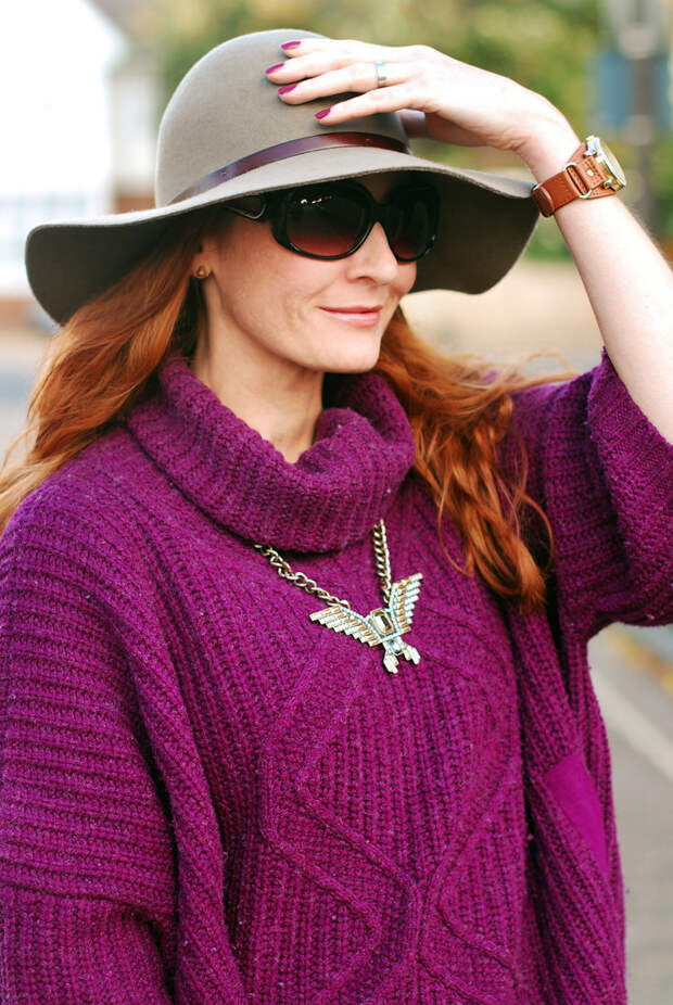 Seventies style - oversized purple knit, floppy hat