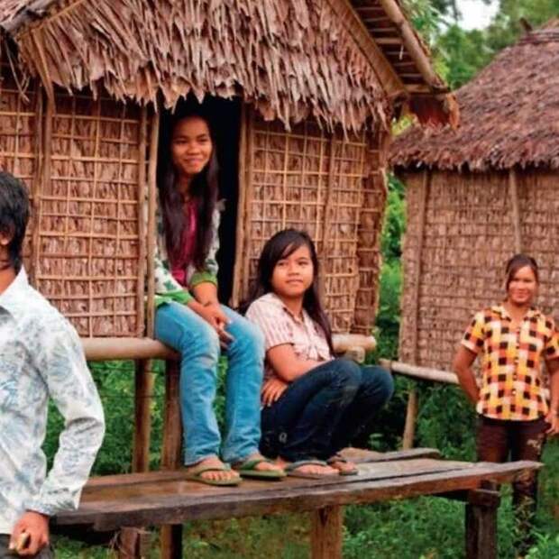 Как молодые девушки из племени Креунг используют хижину любви