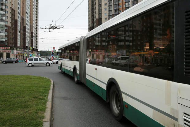 В Вербное воскресенье  в Петербурге усилят автобусные маршруты к кладбищам