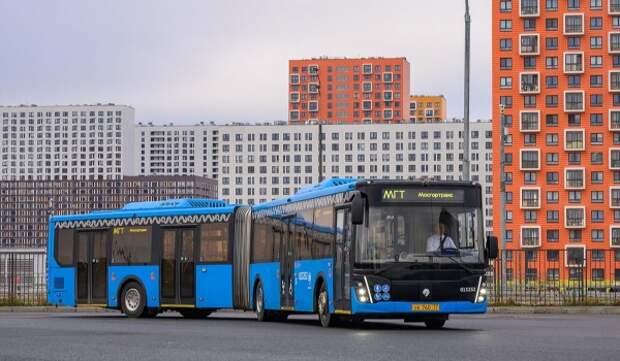 Ликсутов: Более 1,5 тыс. автобусов особо большого класса курсируют в Москве