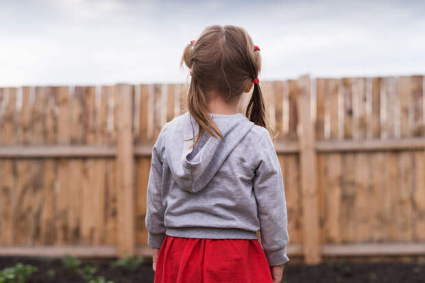 Под Воронежем неодетый ребенок сбежал из дома из-за пьяных друзей матери