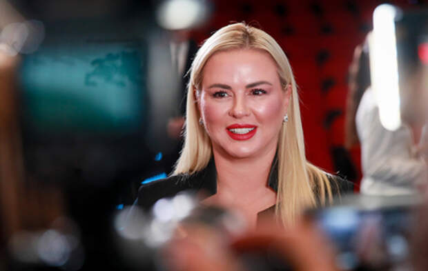 Семенович публично обратилась к женатому жениху после слухов о расставании