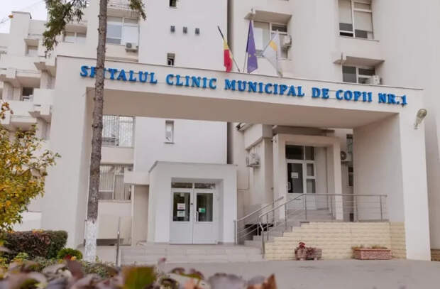 Родители: «В эти дни в детских больницах мы стояли в огромных очередях. Где специалисты?»