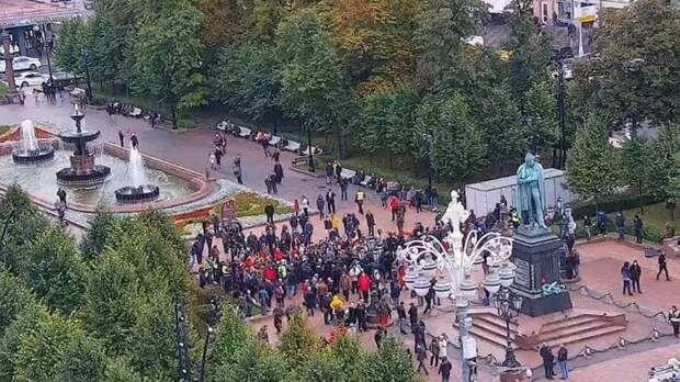 Напали со спины: Охрана Рашкина избила активиста на незаконном митинге - Меркури