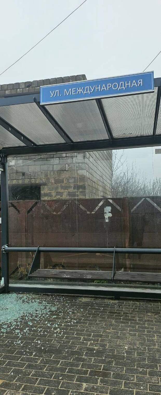 В Мариуполе неизвестные разбили стекло на остановке на ул