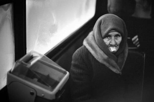 Бабушка в общественном транспорте. СССР, Новокузнецк,1980 год. Бабушка в общественном транспорте. СССР, Новокузнецк,1980 год.