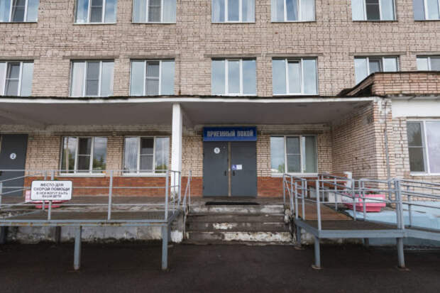 Как сообщал ранее Новгород.ру, у здания Новгородской детской областной больницы собирался “митинг” из обеспокоенных массовым увольнением узких специалистов родителей. Скандал возник из-за сообщений в СМИ о том, что ряд опытных ЛОР-врачей, отказавшись перейти на ставку дежуранта приемного отделения с сопутствующим урезанием оклада и сокращением отпуска, были уволены. На данный момент плановые операции перенесены не раньше, чем на август, единственный ЛОР-врач находится в отпуске, а уволенные врачи собираются восстанавливаться на рабочих местах в судебном порядке. В сложившейся ситуации разбирался Правмир. Арсен Амирбеков, вступивший в должность главного врача Детской областной клинической больницы в июле 2018 года, описывает ситуацию следующим образом: