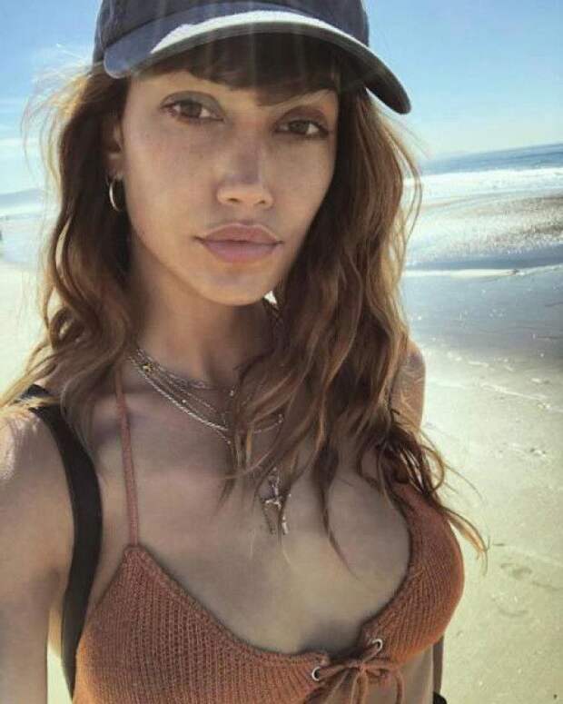 30 моделей Playboy в непринуждённой обстановке (многие даже без макияжа) модели в непринужденной обстановке модели без макияжа модели не на работе не накрашенные модели