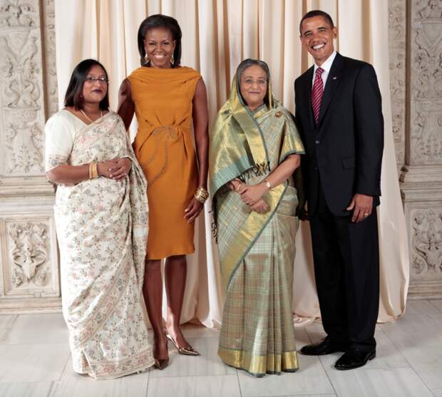 Слева направо: дочь Шейх Хасины Вазед, Мишель Обама, Шейх Хасина Вазед, Барак Обама