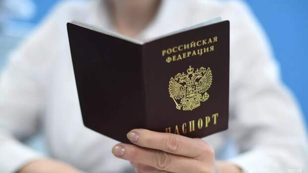 Командир спецназа «Ахмат» Алаудинов вручил российский паспорт украинцу Ананьеву