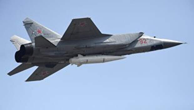 Многоцелевой истребитель МиГ-31 с гиперзвуковой ракетой Кинжал