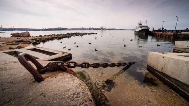 В Севастополе остановили движение морского транспорта