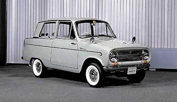 Четырёхместная Mitsubishi Minica оснащалась двухтактным двигателем воздушного охлаждения объёмом 359 куб.см и была исключительно экономичной.