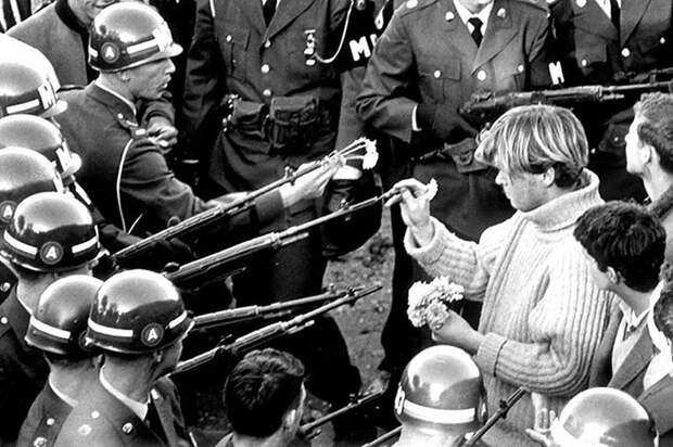 Фото: Bernie Boston. Антивоенный протест около Пентагона 21 октября 1967 года. 