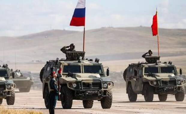 На фото: во время военных маневров российских и китайских вооруженных сил.