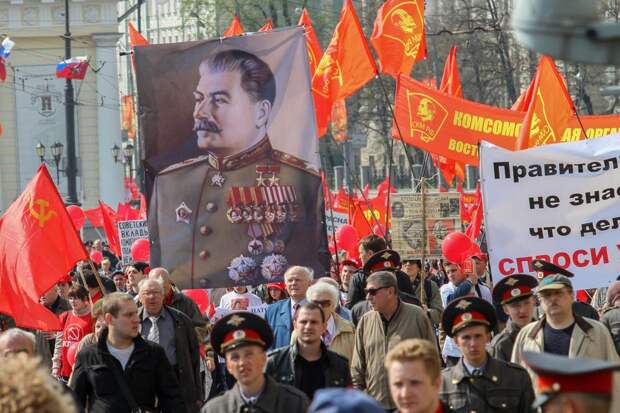 Почему люди любят и ненавидят Сталина? Почему люди любят и ненавидят Сталина?