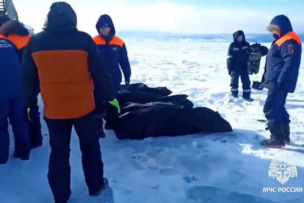 Водолазы достали тела утонувших в машине на Байкале