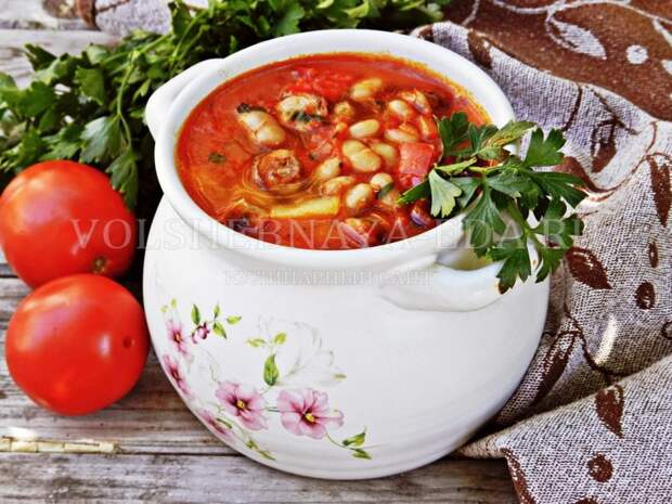 Острый суп с перцем, фасолью и колбасками