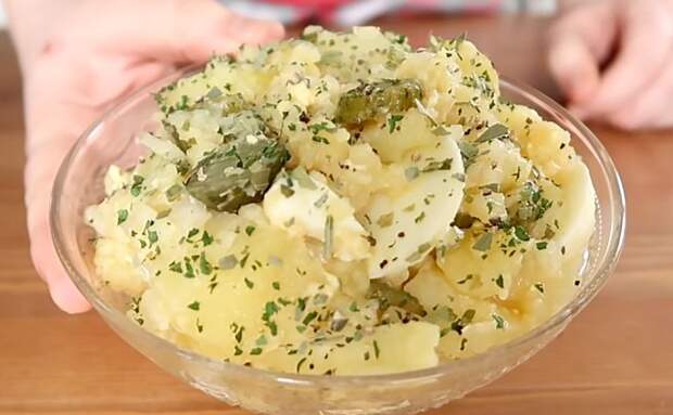Картошка, соленые огурцы и яйца: 4 минуты и дачный салат готов. Можно подавать даже на гарнир