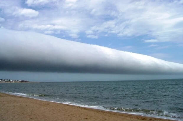 Star: над Черным морем появилось редкое рулонное облако