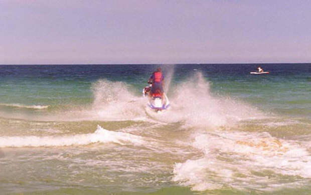 В Геленджике в море взорвался гидроцикл, на котором были мужчина с ребенком