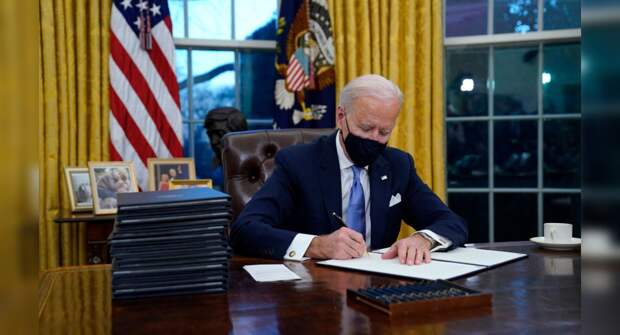 Байден в первый день президентства решил усложнить жизнь автопроизводителям